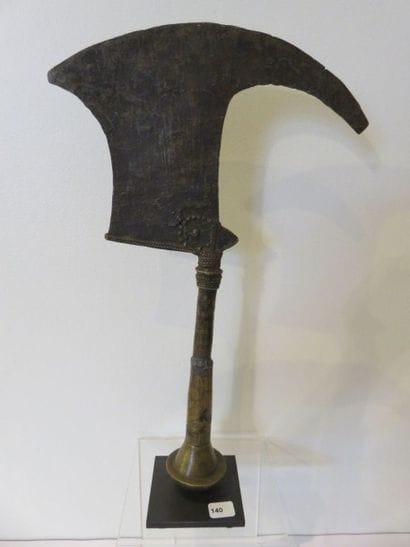 HACHE CÉRÉMONIELLE.
Bronze cuivré en forme...