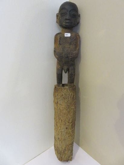 STATUE POTEAU.
Bois sculpté d'un homme debout...