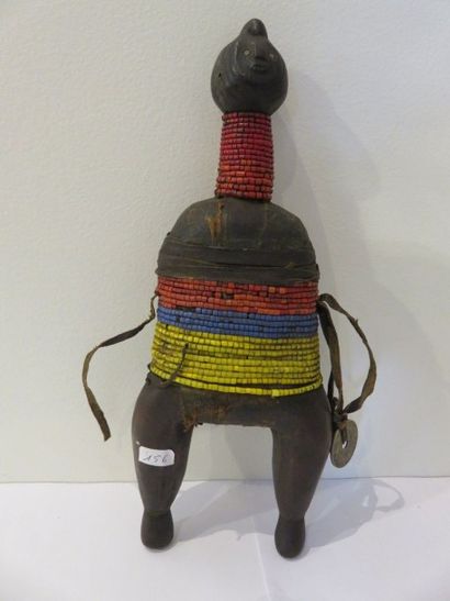 POUPÉE Namji.
Bois, cuir, pièces de monnaie,...