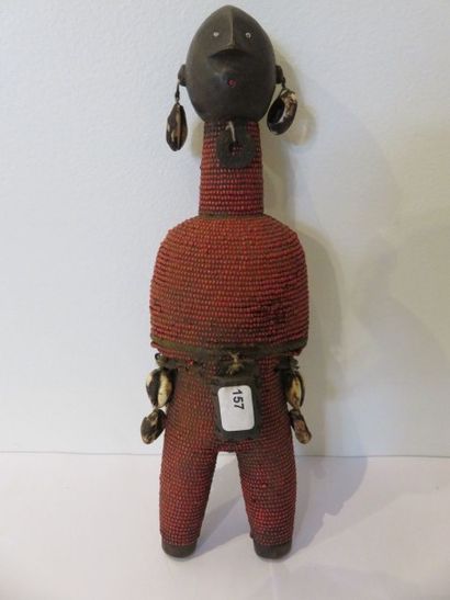 POUPÉE Namji.
Bois, cauris, pièces de monnaies,...