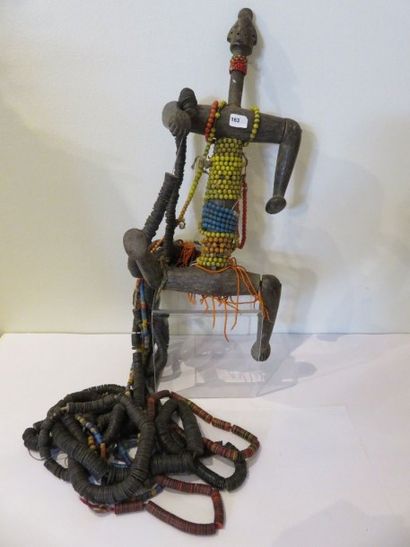 POUPÉE Namji. Bras, jambes et têtes articulés.
Bois,...