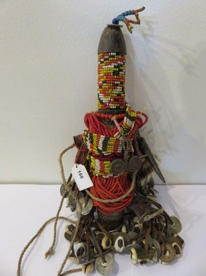 POUPÉE d'apparence phallique.
Bois habillé...