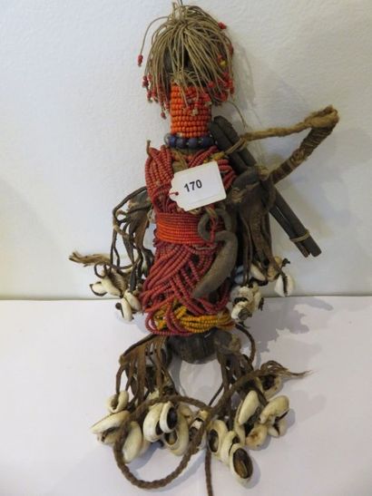 POUPÉE.
Bois, fibres, perles rouge et jaune,...