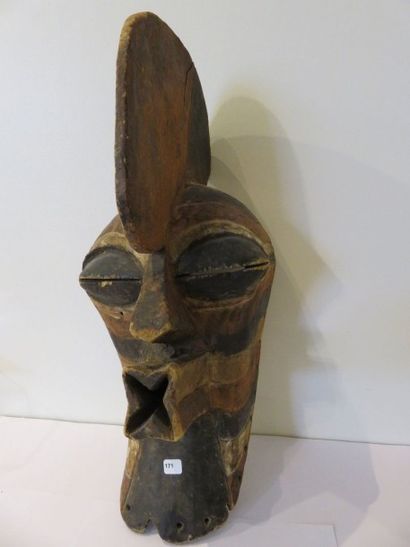 MASQUE de style cubiste.
Bois peint de bandes...