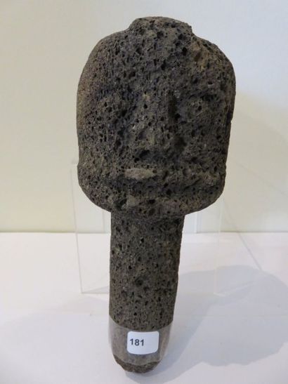 TÊTE PIQUET. Pierre volcanique. Indonésie.
Haut....