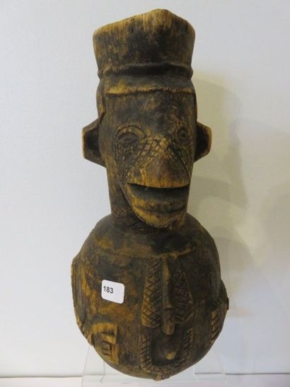 VASE PERSONNAGE.
Bois sculpté patine d'usage....