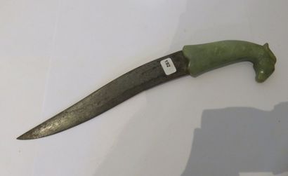 COUTEAU à lame courbe en fer. Poignée en...