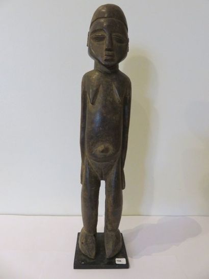 STATUE féminine.
Bois lourd. Les bras le...