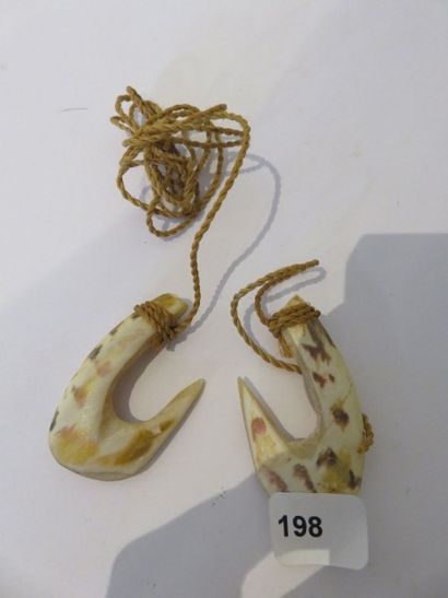 DEUX HAMEÇONS en coquille marine. Île Caroline
Expert:...