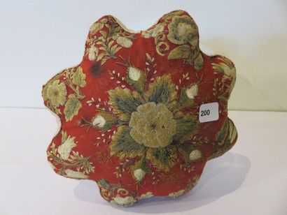 COUSSIN. Tissu brodé de fils de soie de couleurs...