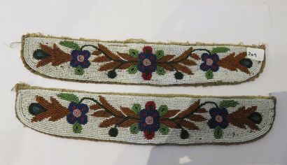 PAIRE DE MANCHETTES. Tissu cousu de perles...