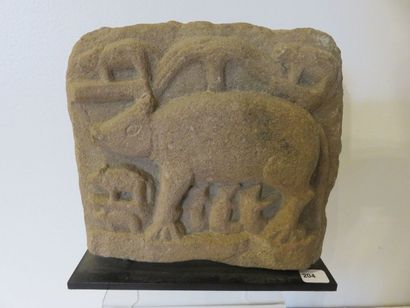 BAS-RELIEF en grès. Laie allaitant ses petits....