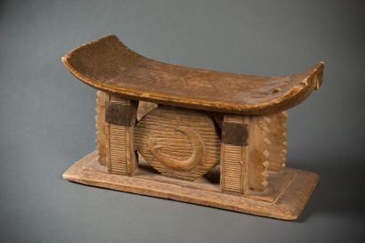 SIÈGE traditionnel en bois sculpté. Incurvé...