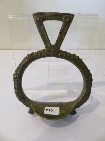 ÉTRIER.
Bronze décor de liens et de cercles...