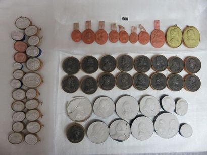 Ensemble de 60 moulages de médailles et médaillons...