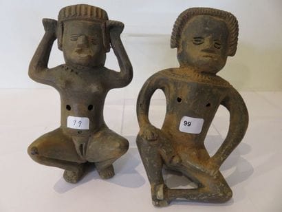 COUPLE SIFFLEUR.
Terre cuite. Accroupis ils...