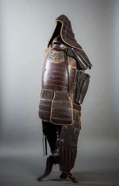 Armure de samouraï en cuir et tôle comprenant...