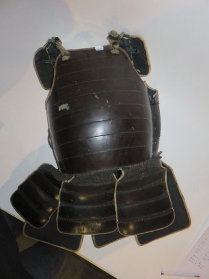 Armure de samouraï en cuir et tôle comprenant...