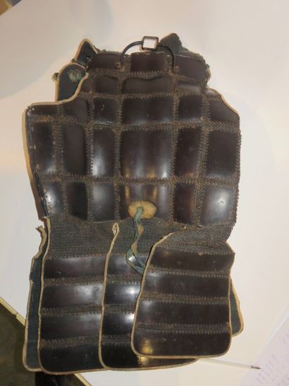 Armure de samouraï en cuir et tôle comprenant...