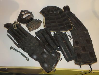 Armure de samouraï en cuir et tôle comprenant...