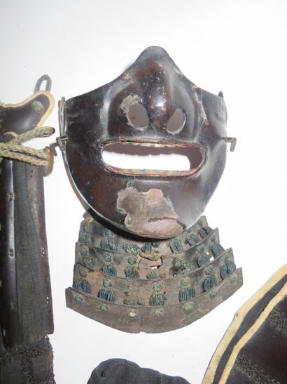 Armure de samouraï en cuir et tôle comprenant...