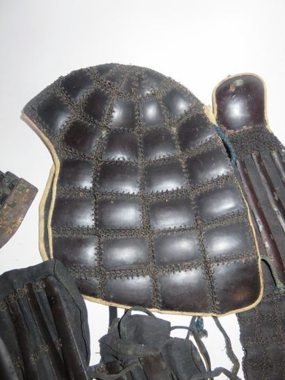 Armure de samouraï en cuir et tôle comprenant...