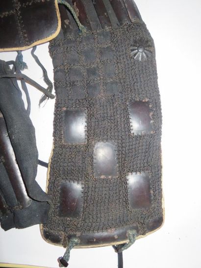 Armure de samouraï en cuir et tôle comprenant...