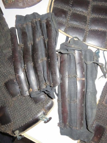 Armure de samouraï en cuir et tôle comprenant...