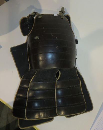 Armure de samouraï en cuir et tôle comprenant...