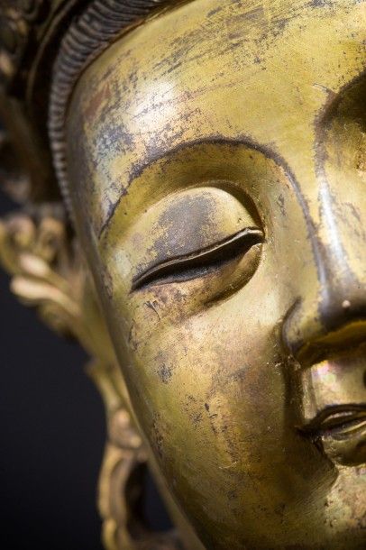 Statue de bouddha en bronze doré, assis en...