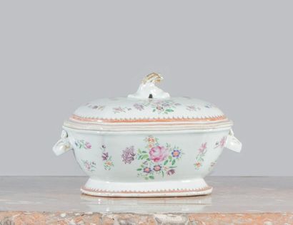 Terrine couverte en porcelaine à décor polychrome...