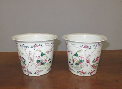 Paire de cache-pots en porcelaine à décor...