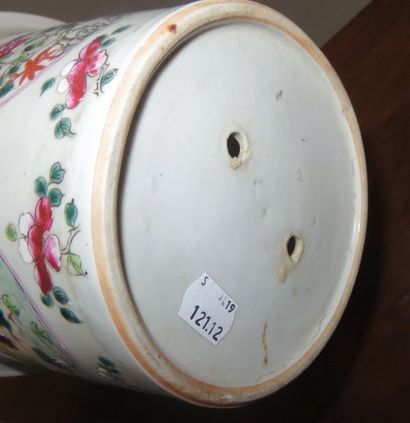 Paire de cache-pots en porcelaine à décor...