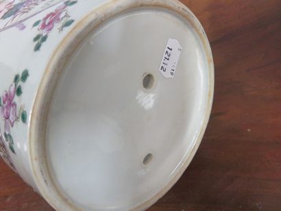 Paire de cache-pots en porcelaine à décor...