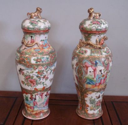 Paire de vases couverts en porcelaine polychrome...