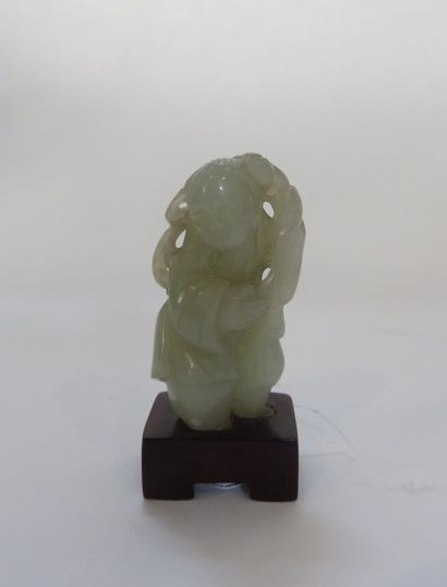 Statuette de garçon debout en néphrite céladon,...