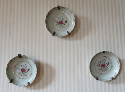 Suite de six assiettes creuses à décor polychrome...