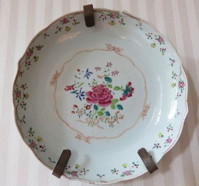 Suite de six assiettes creuses à décor polychrome...