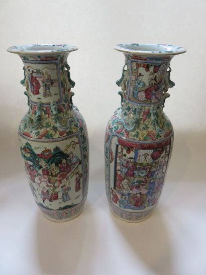 Paire de vases en porcelaine à décor polychrome...