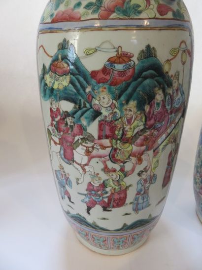 Paire de vases en porcelaine à décor polychrome...