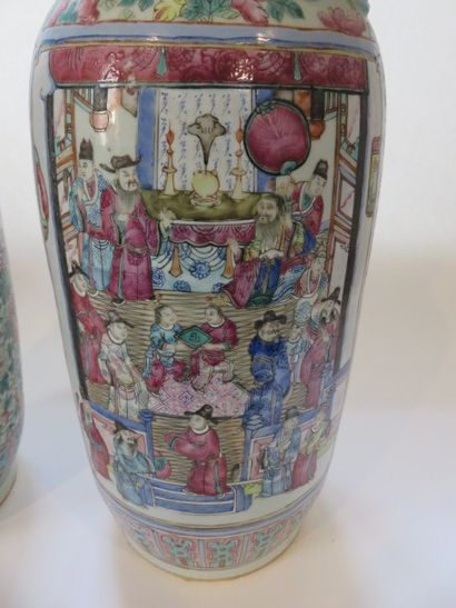 Paire de vases en porcelaine à décor polychrome...