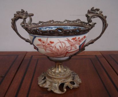 Coupe en porcelaine à décor polychrome de...