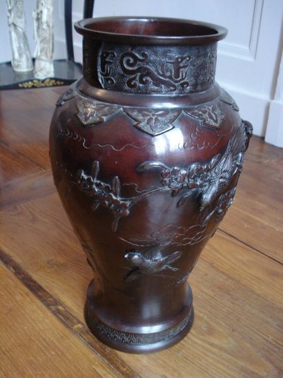 Vase en bronze patiné à décor en relief d'oiseaux...