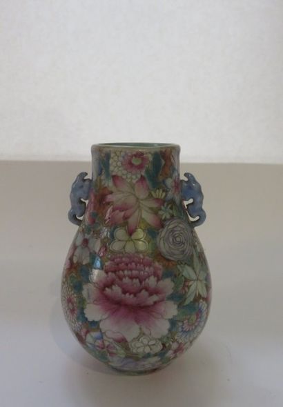 Vase piriforme en porcelaine à décor 