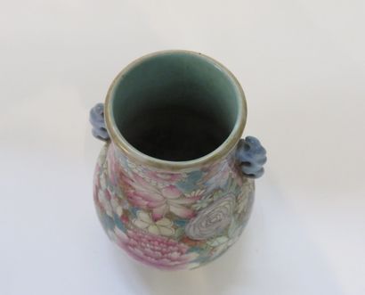 Vase piriforme en porcelaine à décor 