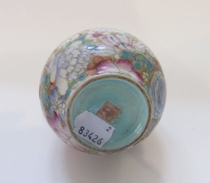 Vase piriforme en porcelaine à décor 
