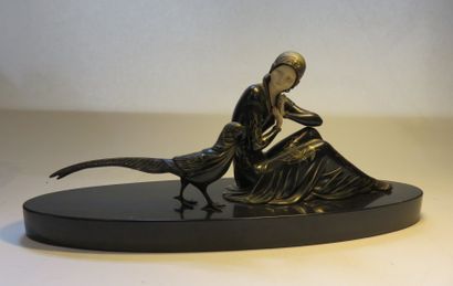 Femme au faisan Régule patiné et doré (casque...