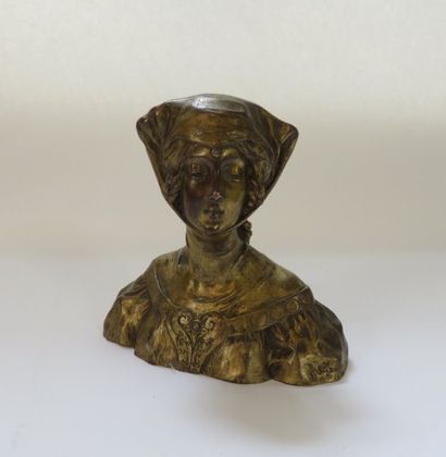Femme en buste vêtue et coiffée à la mode...