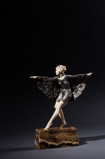Danseuse au bandeau Sculpture en métal argenté...