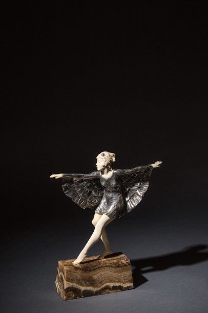 Danseuse au bandeau Sculpture en métal argenté...